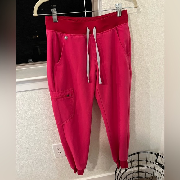 Figs Set - Casma Three-Pocket Scrub Top, Zamora Petite Jogger Scrub Pants - Picture 5 of 6